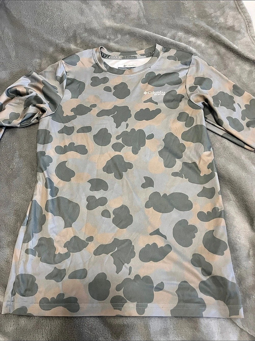 Columbia Short Sleeve Camo T-Shirt in Gray & Green Like New